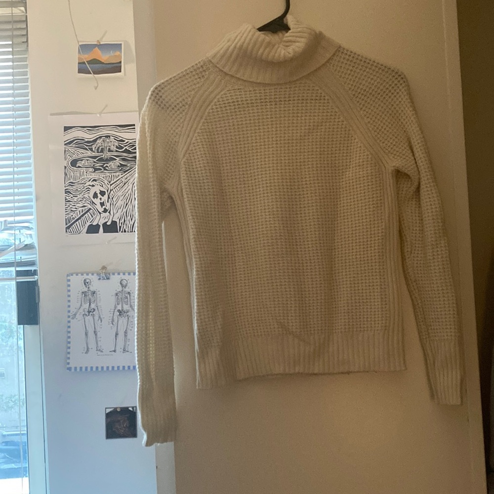 White turtle neck sweater